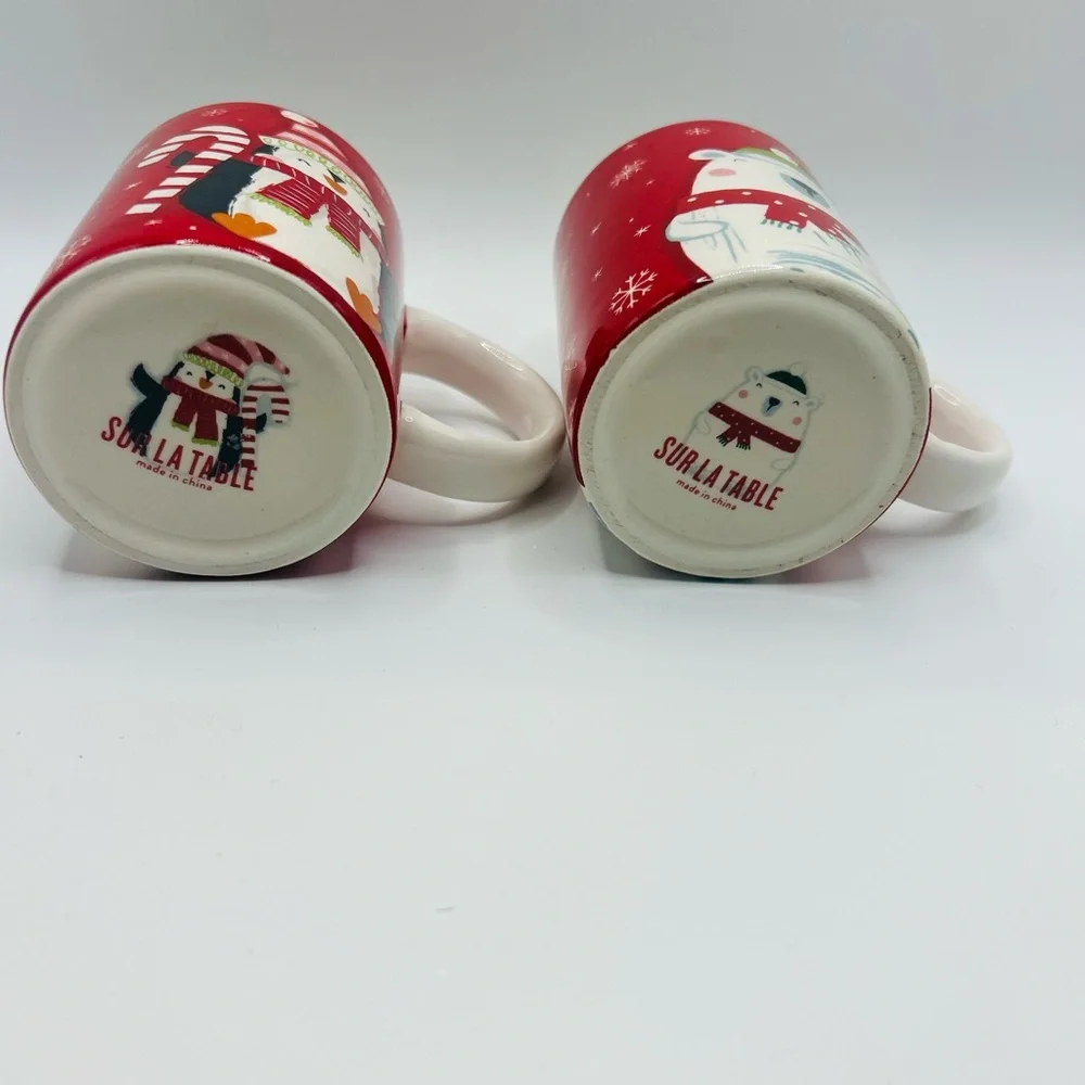 Sur la table Festive Red Holiday Mugs Set 3 inches tall each